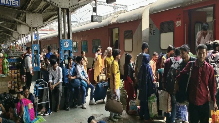 At the last minute, Muzaffarpur and Gorakhpur of Avadh Express had to be caught; Increasing problems of passengers – Avadh Express – Route changes passengers stranded at Muzaffarpur and Gorakhpur