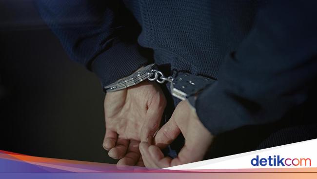 2 False police officers were arrested in Bogor after pushing construction workers