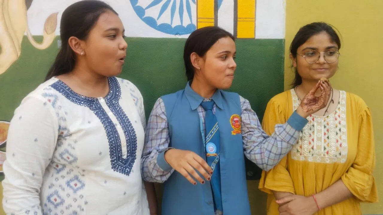 Girls created history, three students of Bareilly recorded in the top ten of the state, a look at happiness on the face of thousands of students