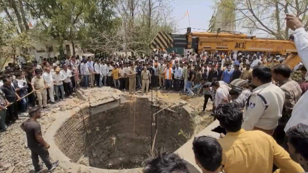 12 people died after beating bikes in Mandsaur, Madhya Pradesh and falling into a well; Put together