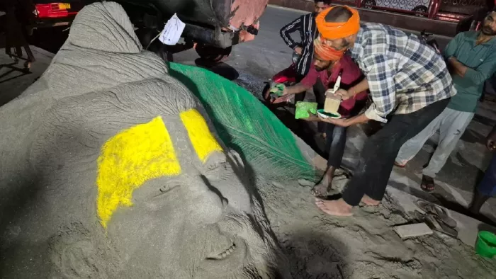 Saint Premanand: 200 kg of sand, 8 hours hard work … Send artist made the incredible figure of Sant Premanand made with sand – sand artist made the figure of Saint Premanand of Sand