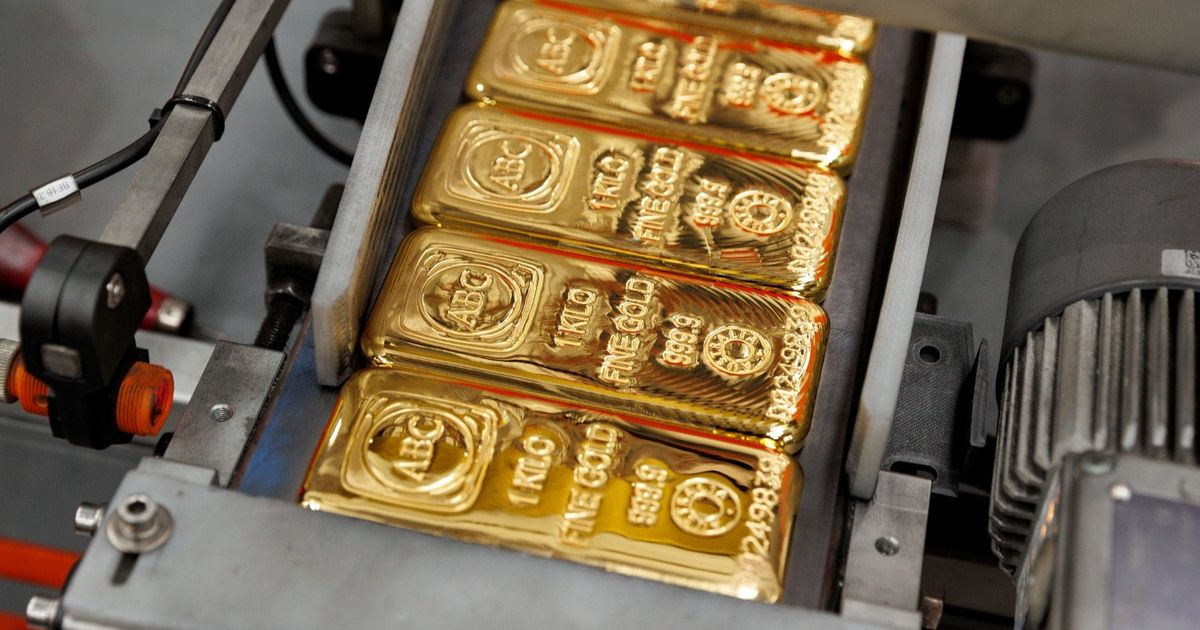 Gold continues with its falling path, amid the decline in accounts