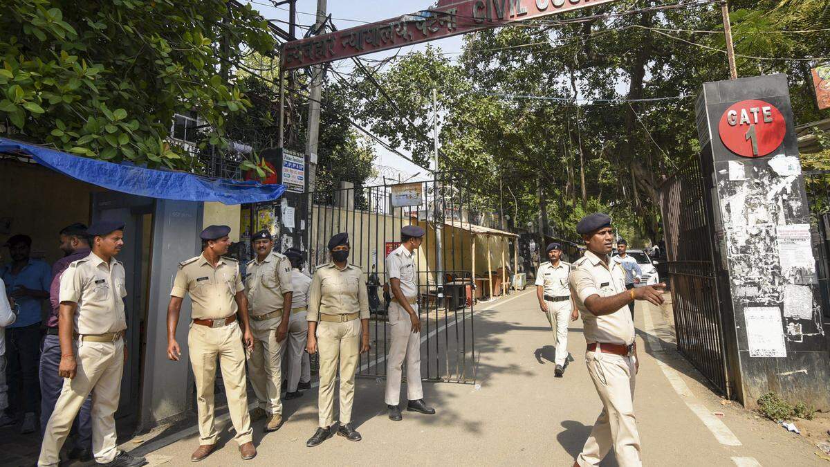 A crowd injured the police station in Katihar, Bihar, five policemen