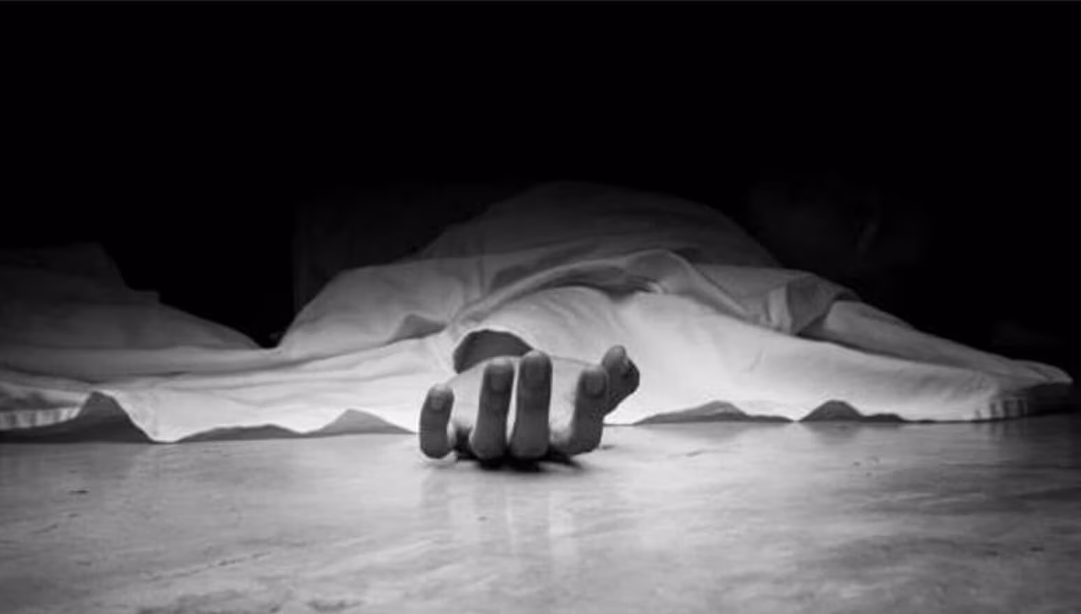 Embarrassment! After tying the fiancé, the minor raped before him and then robbed millions of rupees and escaped