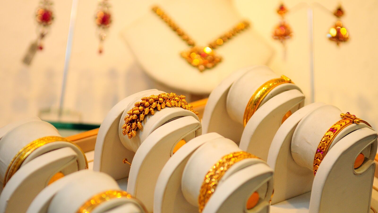 Gold prices have risen 30% to achieve £ 1 Lakh since the last Akshaya Tritiya. What level can they hit by next year? | Einsmark news