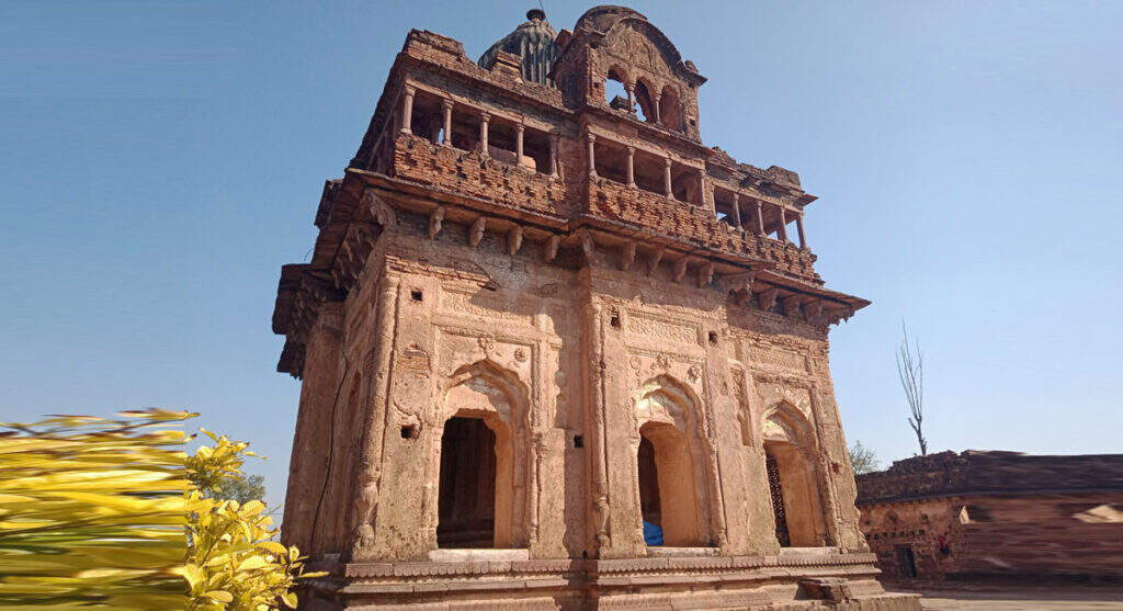 This great fort is built for the safety of Jaipur, the work of the fort has been stopped many times for fear of ghosts, see in the video and know the truth
