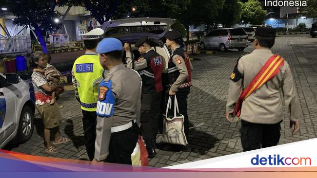 Priok Regional Police Helps A Family of Depok Back after being abandoned at the harbor