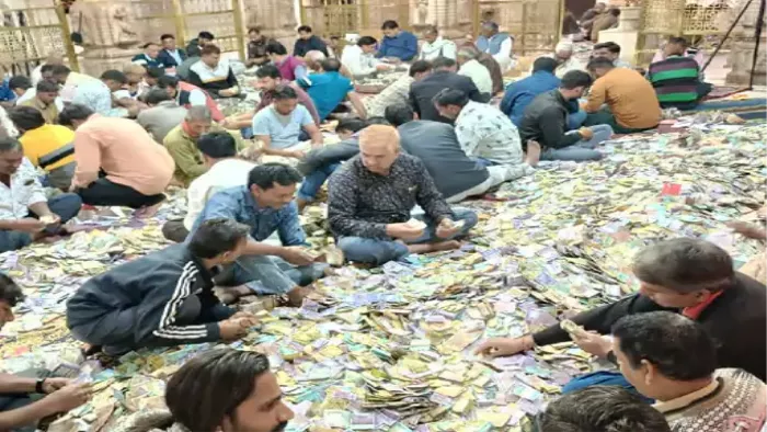 Score of 13.73 crores so far from the Bhandare of Sanwaliya Seth, has come out 3.73 crores in the second round – counting of Saanwariya Seths Tresure continues 13 73 73 crores counted so far