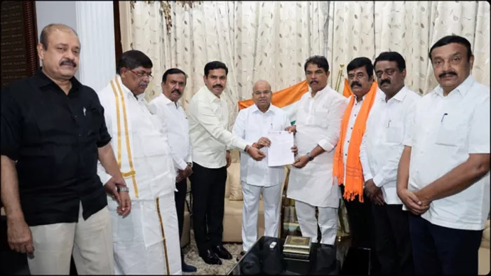 Karnataka BJP called on the governor to cancel the suspension of 18 MAs, which was suspended for 6 months.