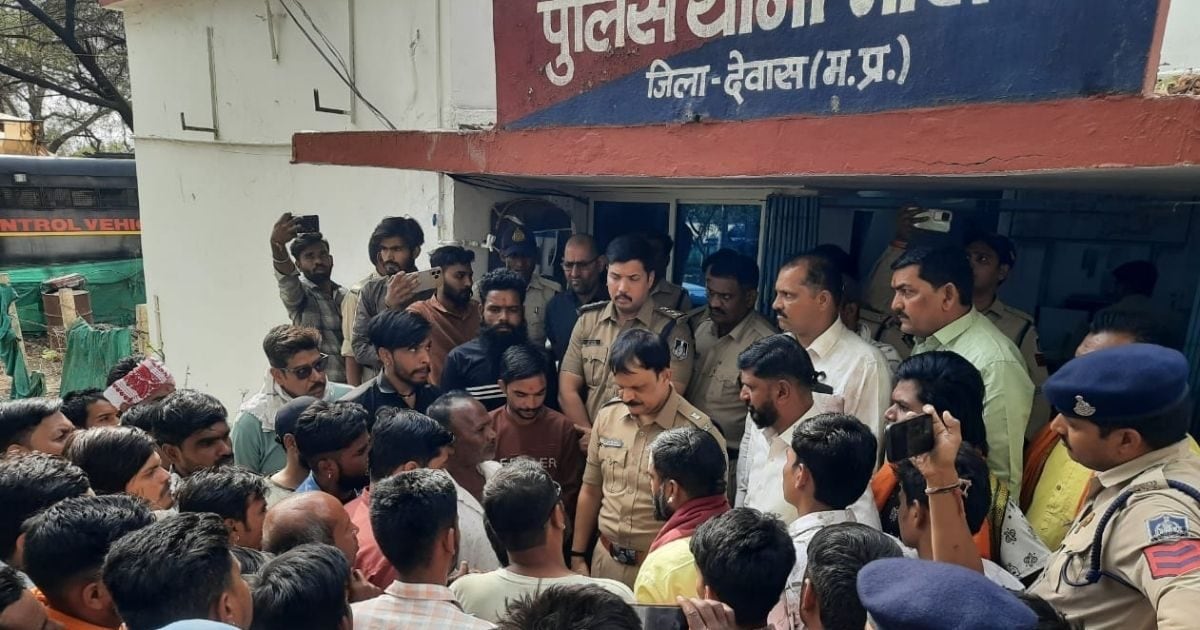 After the kidnapping rape, the girl was thrown on the road, and the accused Hindu organizations surrounded the police station