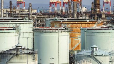 Oil prices are declining in the midst of anticipation of economic data and the continuation of the trade war