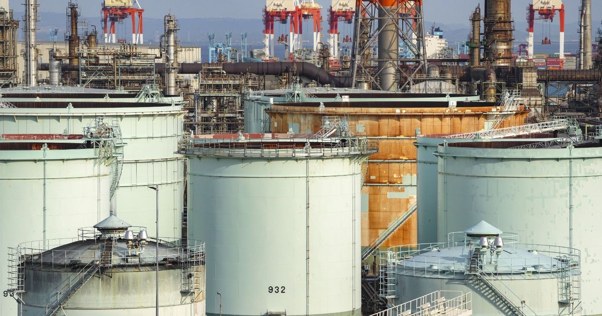 Oil prices are declining in the midst of anticipation of economic data and the continuation of the trade war