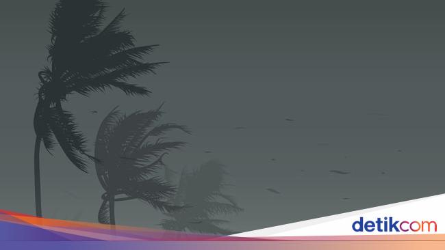 4 Damaged houses in the wind in Cibung Bullang Bogor