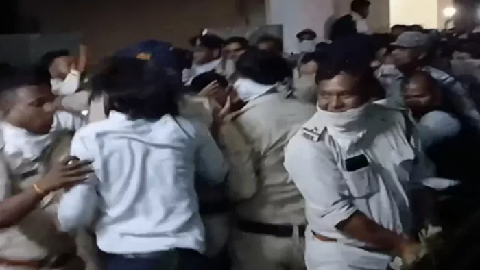 Advocates were beaten by the lawyers by the advocates by the advocates to rape Hindu girl students, the court sent the accused to correction -advocates beat the accused of the Hindu Girl students in Bhopal