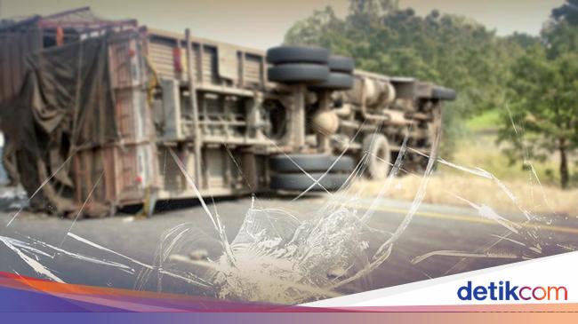 The truck overturned at KM 30 Jagorawi Toll Road in Jakarta, the driver was injured
