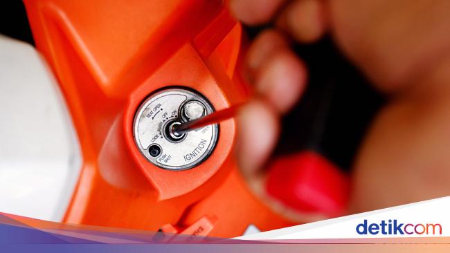 Thieves in beaked were killed in, caught after the stolen motorcycle is out of the gasoline