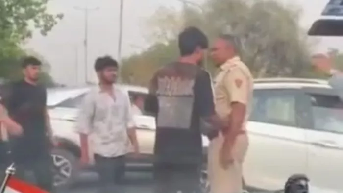 Torn uniform by scrambling with police, also trying to tear mobile devices; In Faridabad the youth created an angry pan