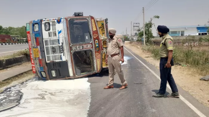 Lo Ji … People took away 12 Lakh milk, after the tanker overturned, the driver kept screaming; Nobody listened to one – milk truck accident, milk truck accident Phillur, Phillur’s latest news, truck reversed in Phillaur, Phillaur Last News, Punjab Last