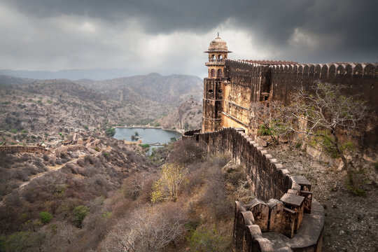 Is there a very hidden treasure in the basement of this Fort Rajasthan? In the video, the things related to the fort do not tell the directory