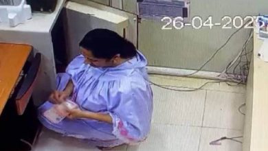 The woman sat on the floor in the office, the company owner on CCTV, the ground slipped under the feet