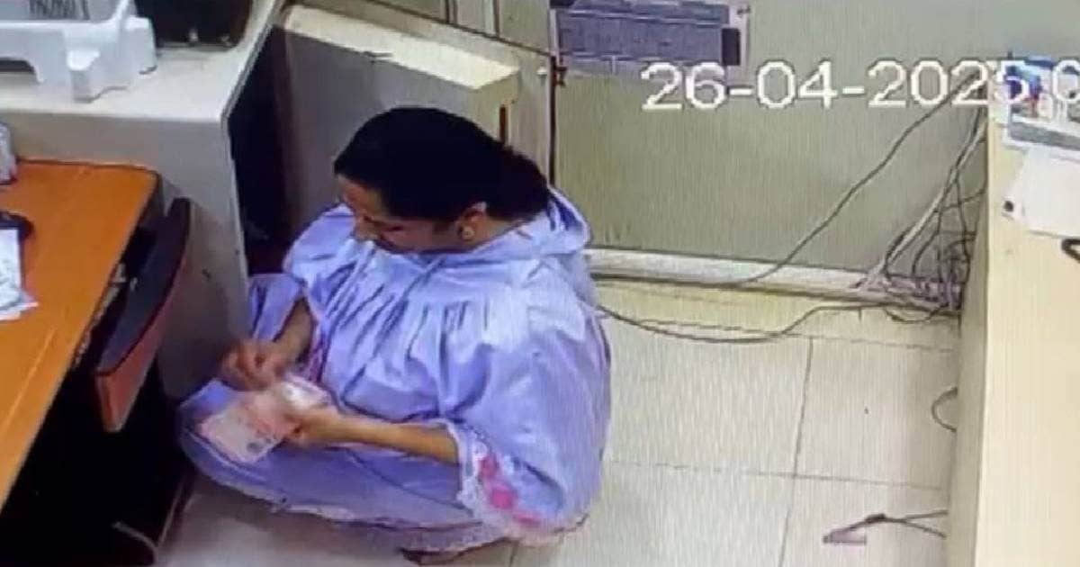 The woman sat on the floor in the office, the company owner on CCTV, the ground slipped under the feet