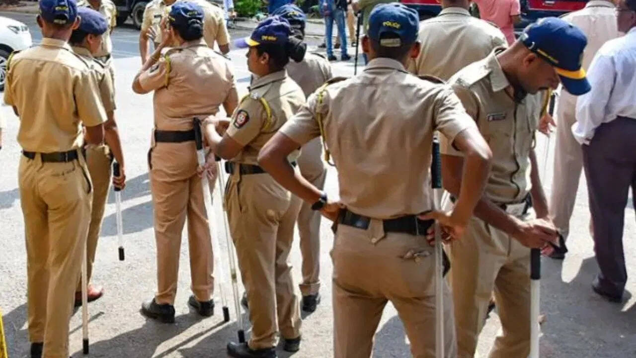 FCI entered the officer’s house, cut the throat … The woman escaped with knives and locked at the gate