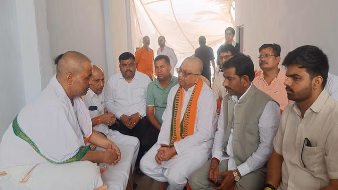 Arun Pathak met the family of Shubham, who lost his life in the terrorist attack, said terrorists would receive strict punishment