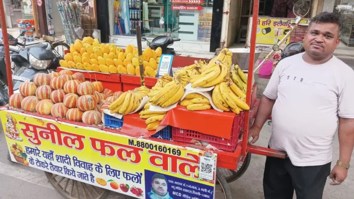The street vendors will have to emphasize their identity, the new rule implemented in the market of Delhi street vendors to reveal their identity on Mandoli Road Market Delhi