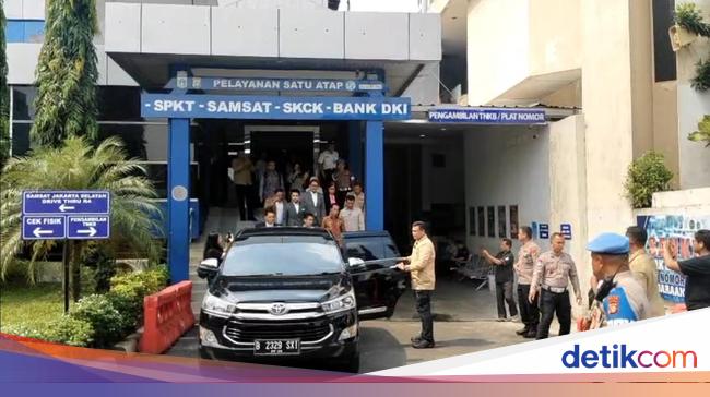 To the metro police spkt brought Jokowi a brown card to the disresit criminal
