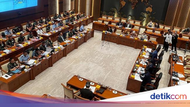 Meeting at the House of Representatives Commission I, the Minister of Defense trusted the TNI Hospital lack of specialist doctors