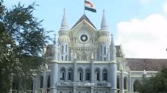 Government offices that opened by landing on open ground has ordered the Supreme Court Status Quo