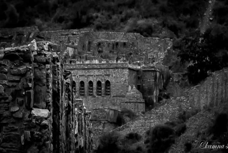 In Bhangarh Fort, in the evening, there are mysterious voices and shadows, the terrible story of Rani Ratnavati and Tantrik in the video