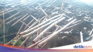The house in Lebak Banten hit by rain and strong winds