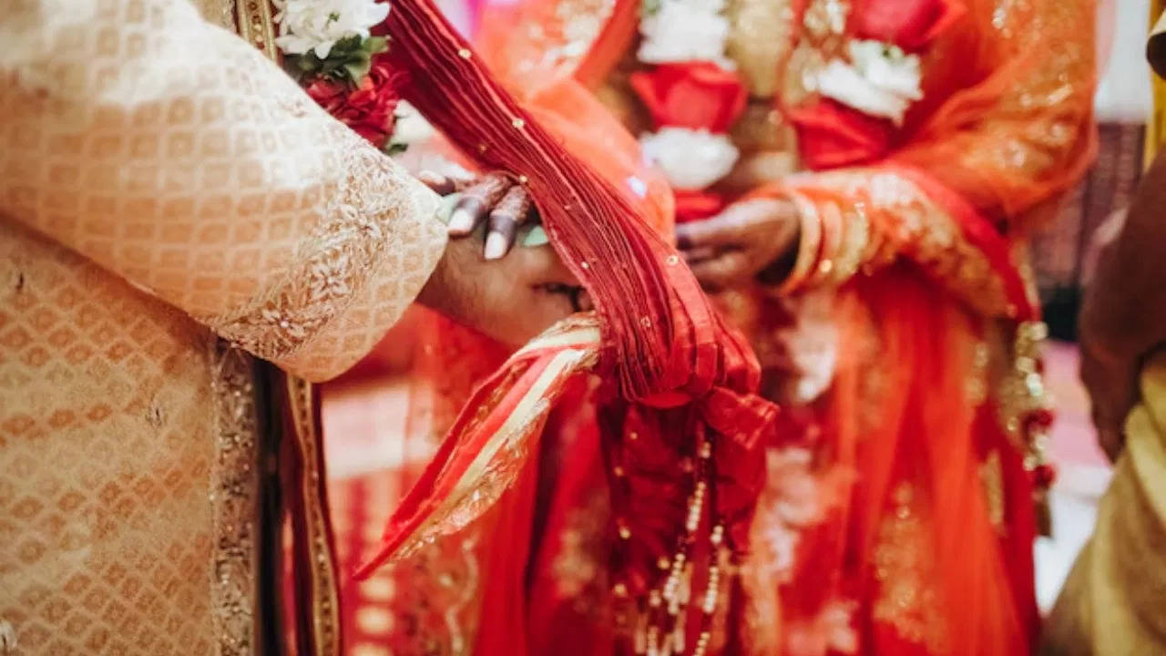 You will be afraid to know the body of the groom, the bride, who came up in the room 2 hours after the march