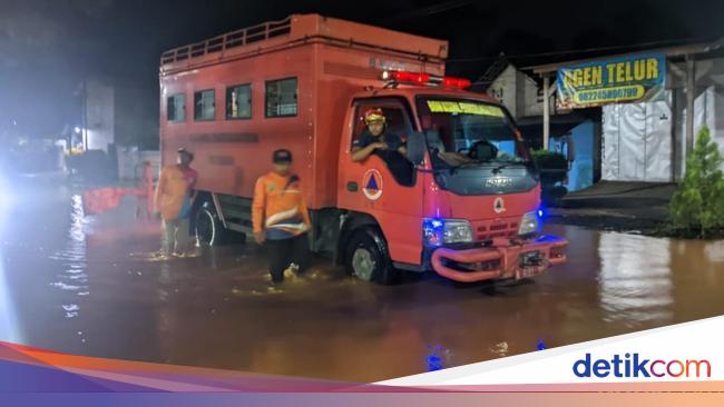 Dropped back, flooding again in the settlements in Pasuruan during Lebaran