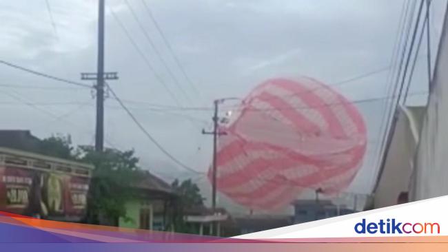 Large air balloons stuck in electric cables in Malang have panicked residents