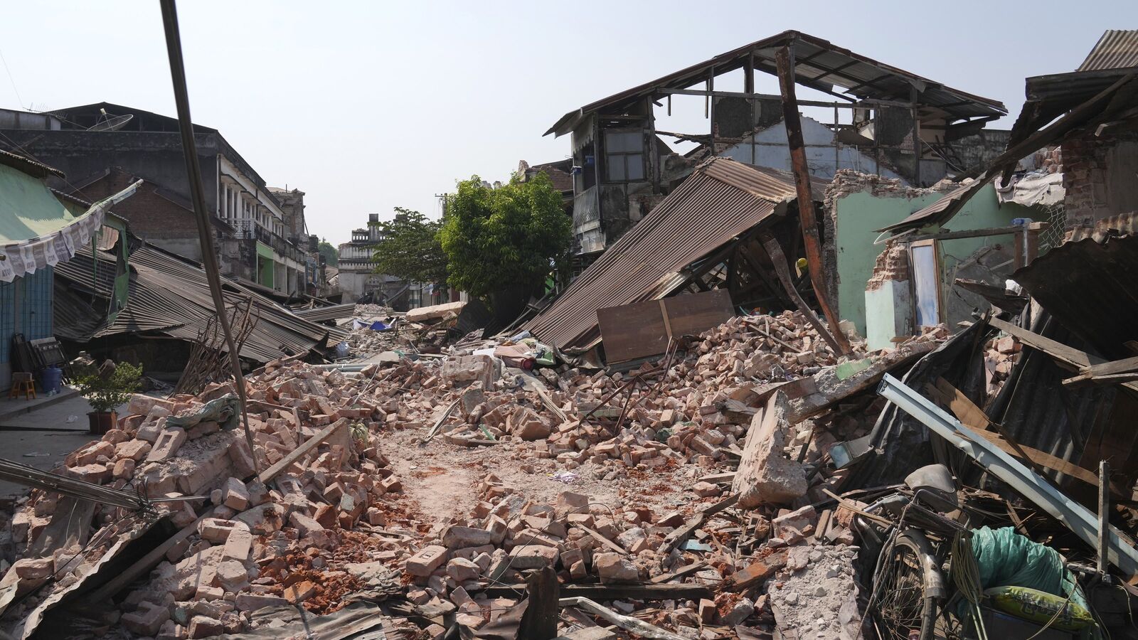 Myanmar earthquake: 63-year-old woman rescued from ruins; Water, food shortage a challenge as toll 2 700 | Today news