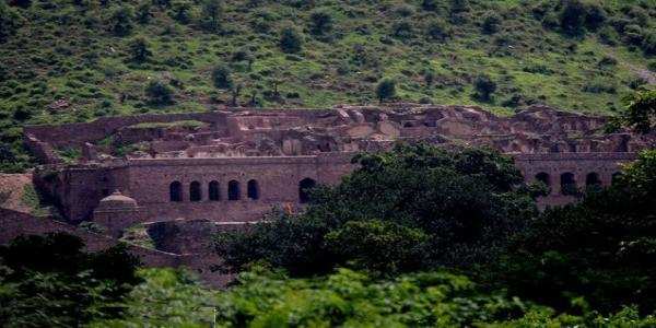When there were strange incidents with the crew that came to shoot in Bhangarh Fort, the horrible story in the video will be lost at night