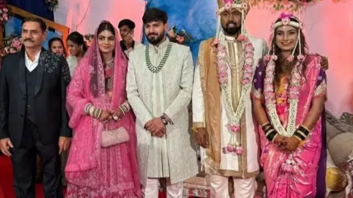 The Hindu bride carried Jayamal on the stage of Muslim bride; A tremendous example of Hindu Muslim Unit visible -Hindu Muslim Unit Pune saved by Muslim families Genesity
