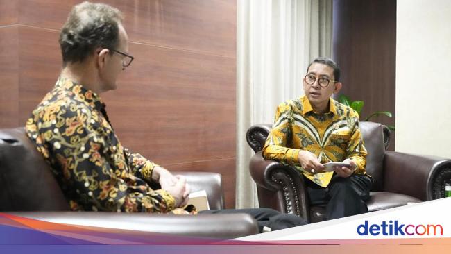 Accept the British Ambassador, Menbud and discuss the film artifacts