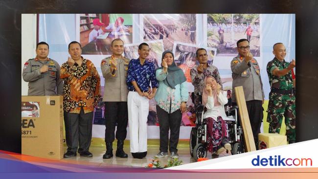 Form of love gives the police a gift of musical instruments to SLB in Bekasi