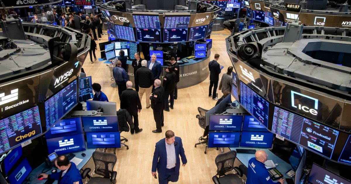 Wall Street indicators lose momentum amid concerns about the high US debt