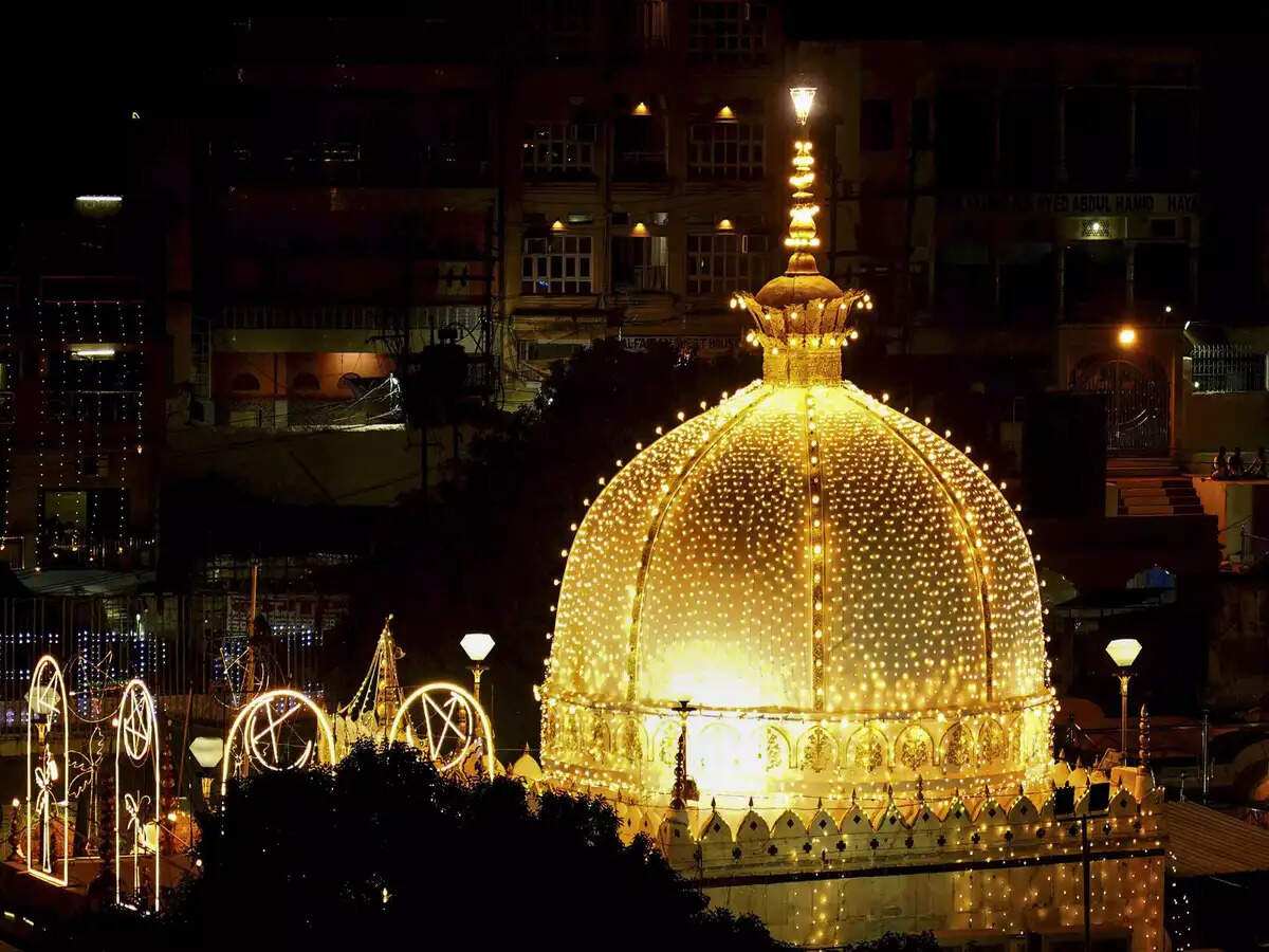 What mysterious voices are heard in the dark of the night near Ajmer Dargah? Learn in the video, narrow stories associated with this sufi dargah