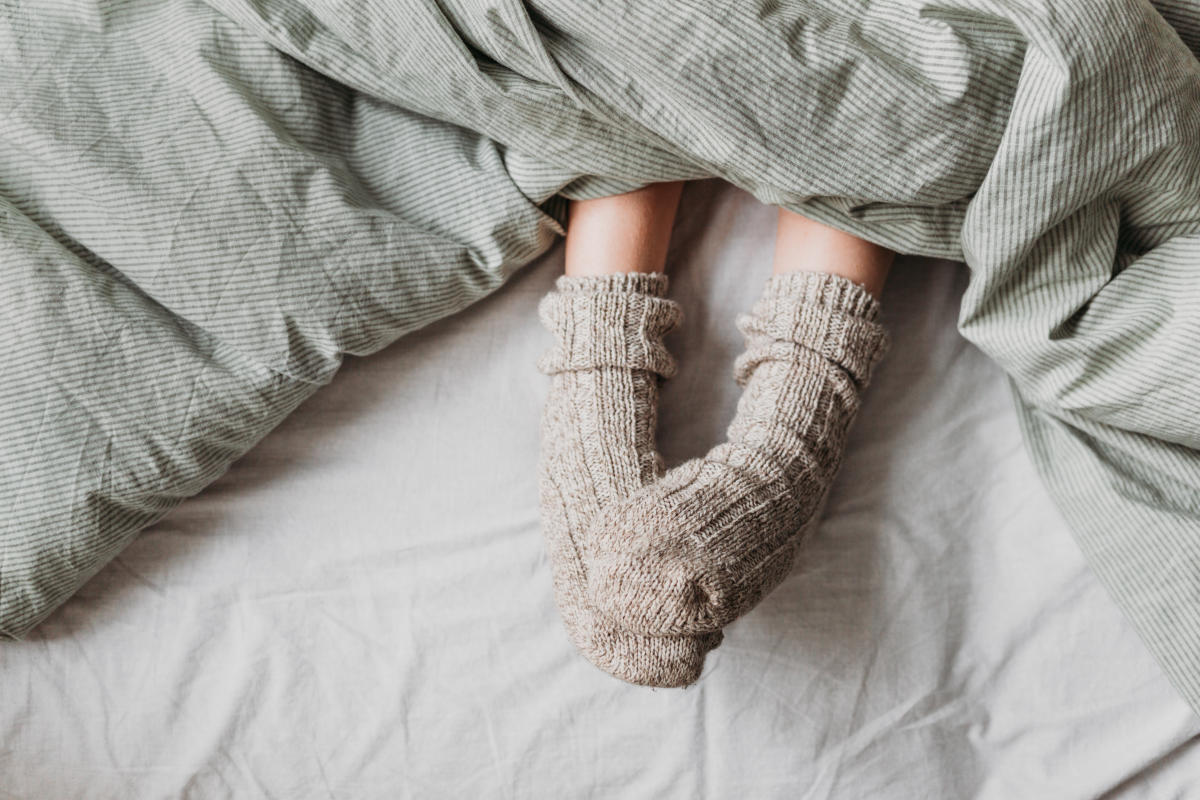 SLEEPING WITH SOCK ON IS EATHER TOASTY OR torture, Depending on Who You Ask. But is it healthy? – ryan