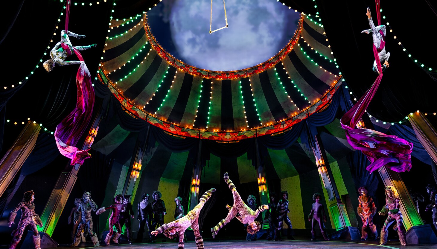 ‘cats’-oozes-pussycat-fabulousness-in-paramount-theater’s-circus-inpired-staging