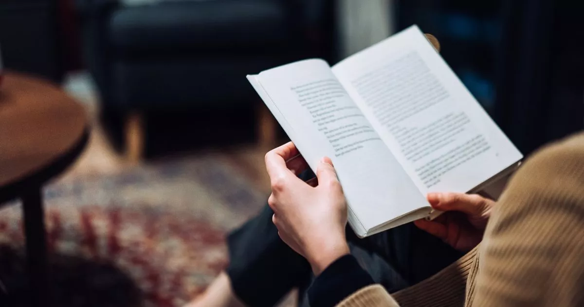 lady-opens-guide-of-admire-poems-in-charity-shop-and-sobs-after-seeing-level-to-internal