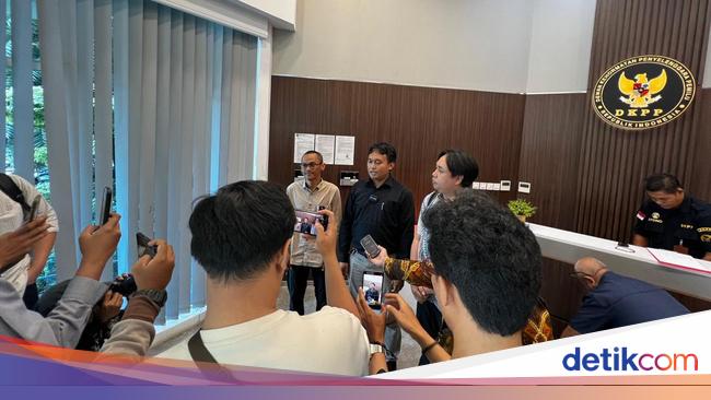 The reporter suspected that there was a difference of RP. 30 billion of the KPU Private Jet rental budget