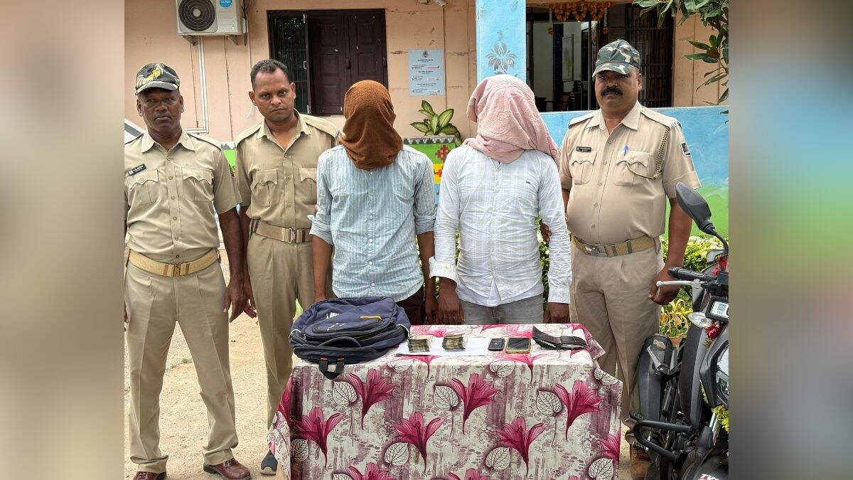 Police robbery by the police: 1 lakh rupees robbed in broad daylight of traders