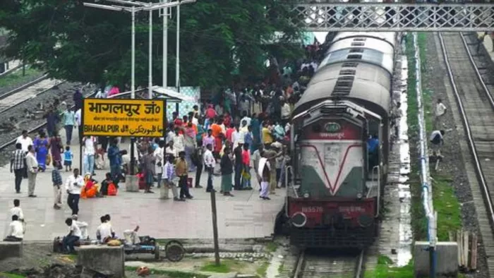 Youth committed suicide by jumping before Mumbai -Modda Weekly LTT at Bhagalpur Junction, and stirred on the platform – suicide at Bhagalpur Junction Man Spring in front of the train