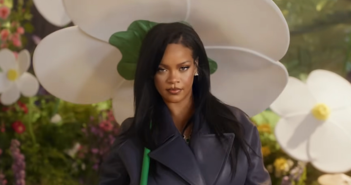 rihanna-at-closing-has-unique-tune…-smurfs-music-‘buddy-of-mine’
